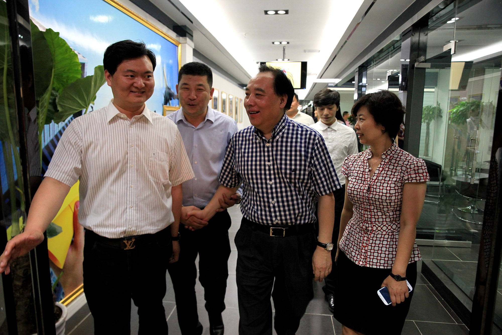 大象融媒石晓兵董事长等领导到郑东新区服务大厅调研